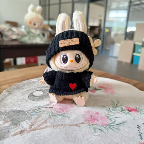 sweat noir pour peluche avec cœur rouge, oreilles de lapin et étiquette beige